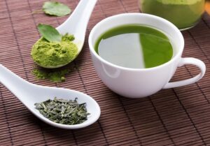 porównanie zielonej herbaty sypanej i matchy